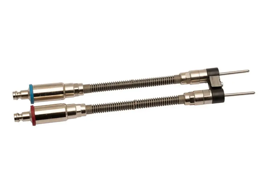 Messschlauch mit Doppelnadel, hergestellt von IMI Hydronic Engineering, ausgestattet mit zwei Nadelanschlüssen und Federn zum Anschluss an Messgeräte.